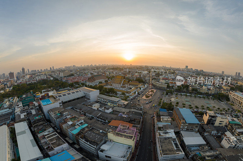 空中无人机俯瞰泰国曼谷的Suthat Thepwararam(Suthat Thepwararam寺)和Giant Swing (Sao Chingcha)，这是一个著名的旅游地标，黄昏时分，车辆和游客沿着街道通勤。Bangko
